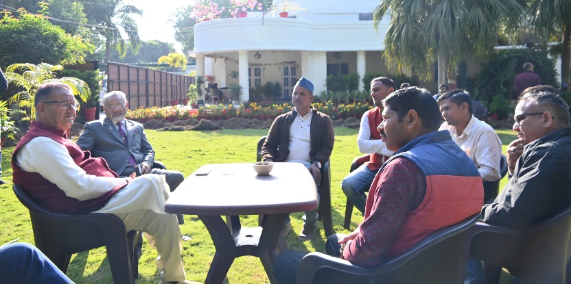 उपनल कर्मचारी महासंघ के पदाधिकारी ने की वार्ता, सैनिक कल्याण मंत्री गणेश जोशी।