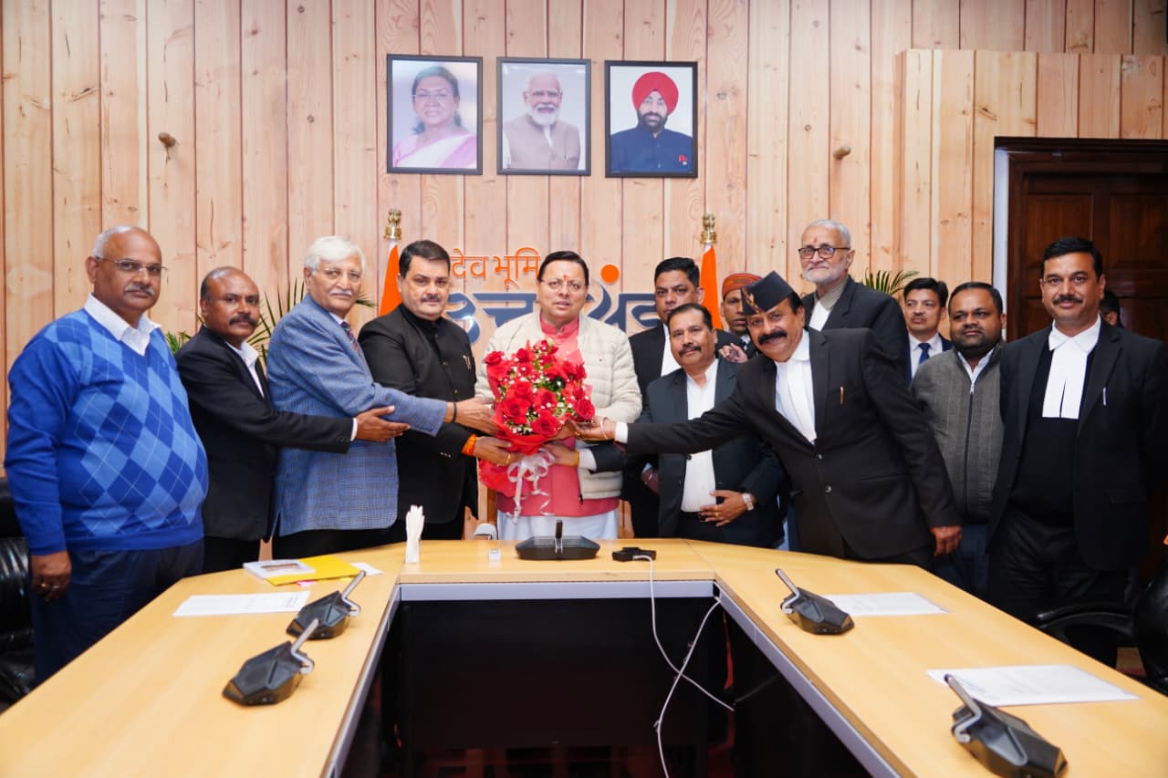 मुख्यमंत्री से अध्यक्ष संघर्ष समिति, बार एसोसिएशन देहरादून के पदाधिकारियों ने भेंट कर, विभिन्न समस्याओं से संबंधित ज्ञापन सौंपा।