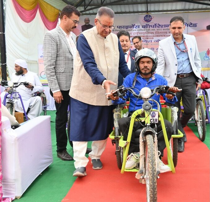 कैबिनेट मंत्री गणेश जोशी ने दिव्यांगजनों को, 169 निशुल्क मोटराइज्ड ट्राईसाइकिलों किया वितरण।
