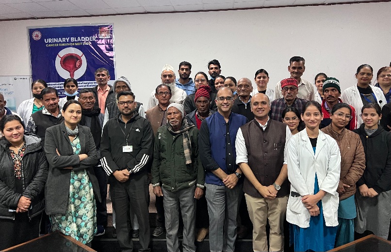 श्री महंत इन्दिरेश अस्पताल में, एक सुर में बोले कैंसर योद्धा, कैंसर से डरना नहीं लड़ना है।