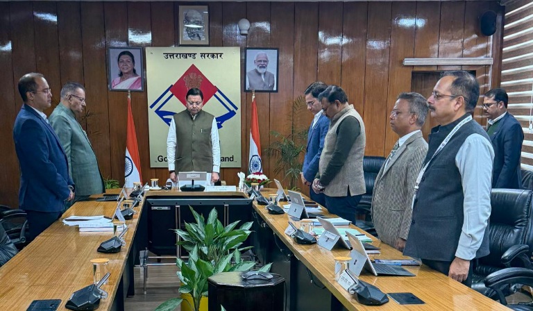 धामी कैबिनेट की बैठक से पहले, पूर्व कैबिनेट मंत्री दिवाकर भट्ट क़ो दी गई श्रद्धांजलि।