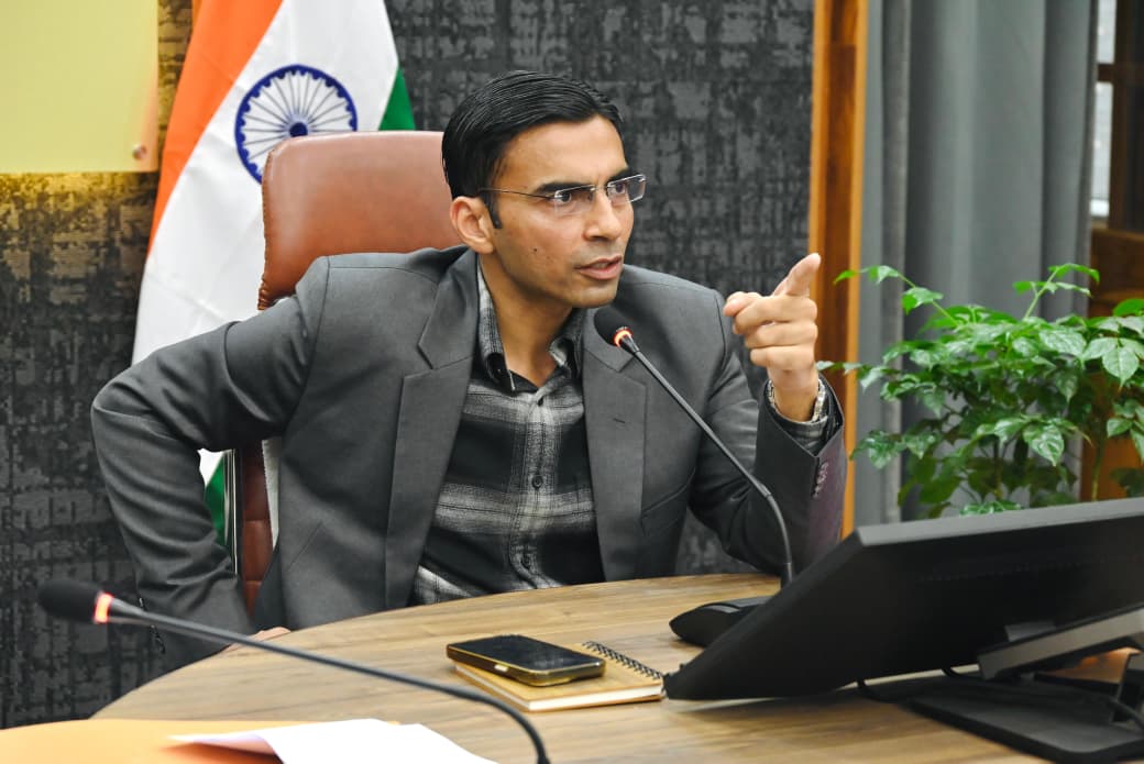 डीएम सविन बंसल के निर्देश पर, देवभूमि सीएससी सेंटर पर जिला प्रशासन ने जड़ा ताला, निरीक्षण के दौरान पाई गई अनियमियता।