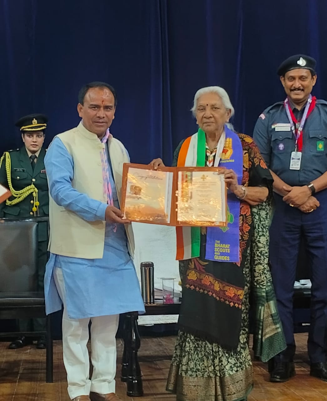 कैबिनेट मंत्री डॉ. धन सिंह रावत, ‘सिल्वर एलीफेंट अवार्ड’ से सम्मानित, यूपी राज्यपाल के हाथों मिला सम्मान।