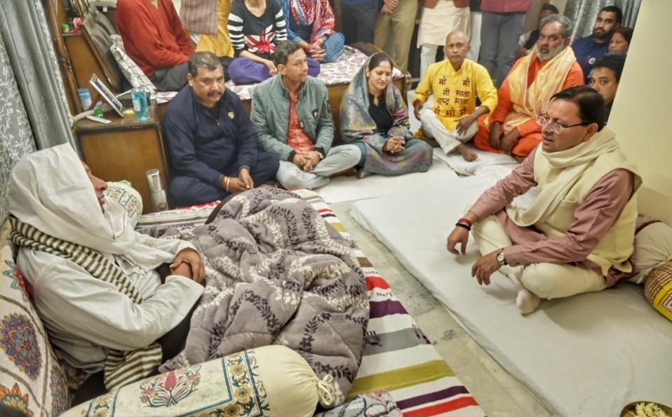 स्व0 दिवाकर भट्ट के आवास पहुंचे सीएम धामी, भट्ट के चित्र पर पुष्पांजलि अर्पित कर, शोकाकुल परिजनों से संवेदना व्यक्त की।