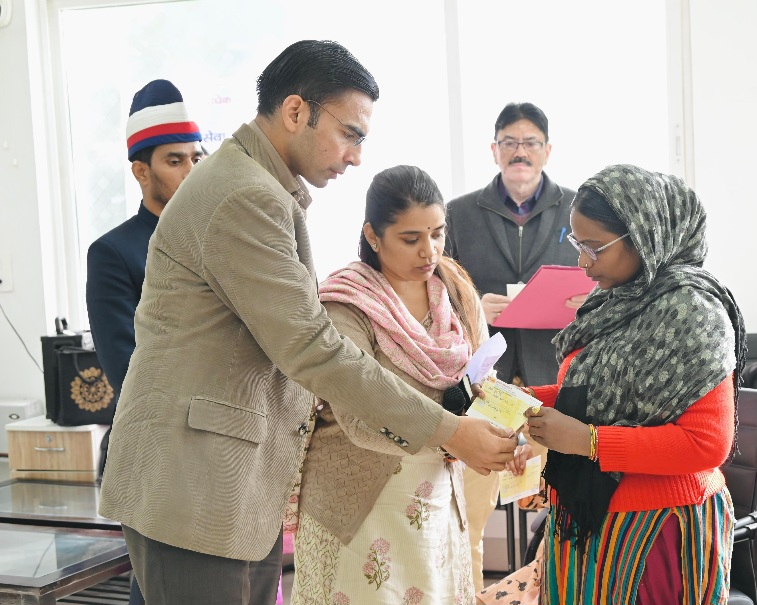 डीएम सविन बसंल ने रायफल फंड लक्जरी ट्रांजेक्शन को, बना दिया सेवा का हथियार, रायफल फंड का एक-एक बुलेट आ रहा जरूरतमंदो के काम।