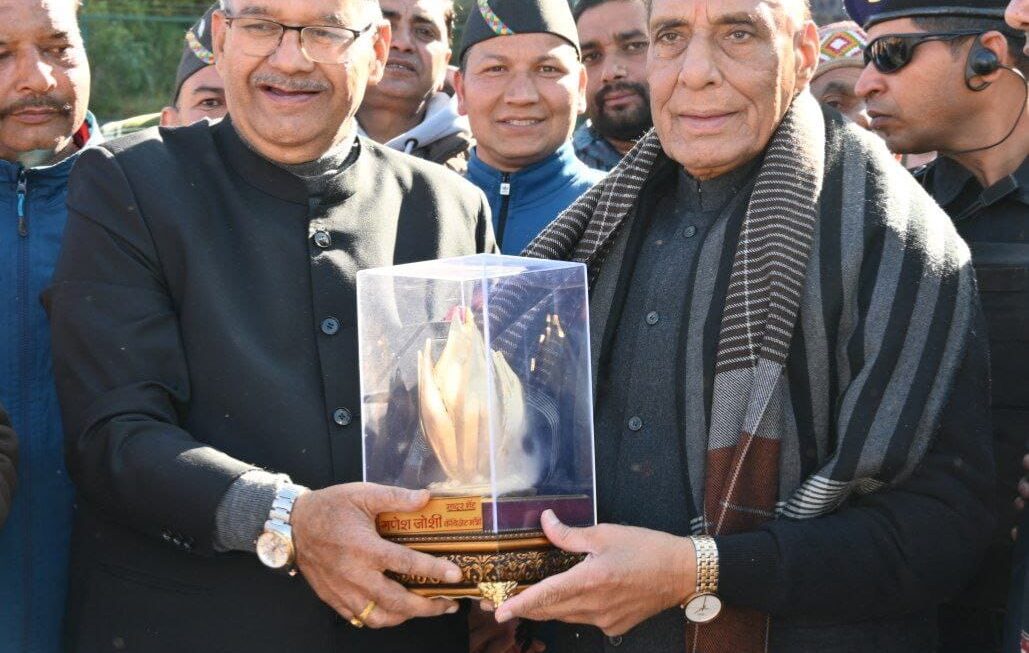 सैनिक कल्याण मंत्री गणेश जोशी ने, पोलो ग्राउंड पर केंद्रीय रक्षा मंत्री राजनाथ सिंह को, नई दिल्ली के लिए शुभकामनाओं सहित किया विदा।