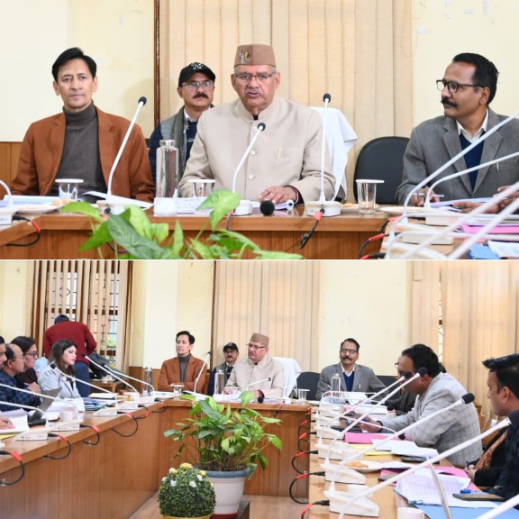 सर्किट हाउस काठगोदाम में, कृषि, उद्यान, सैनिक कल्याण और ग्राम्य विकास विभागों की समीक्षा की, मंत्री गणेश जोशी।