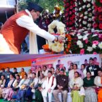 मुख्यमंत्री ने विजय दिवस पर शहीद स्मारक में, पुष्पचक्र अर्पित कर वीर बलिदानियों को दी श्रद्धांजलि।