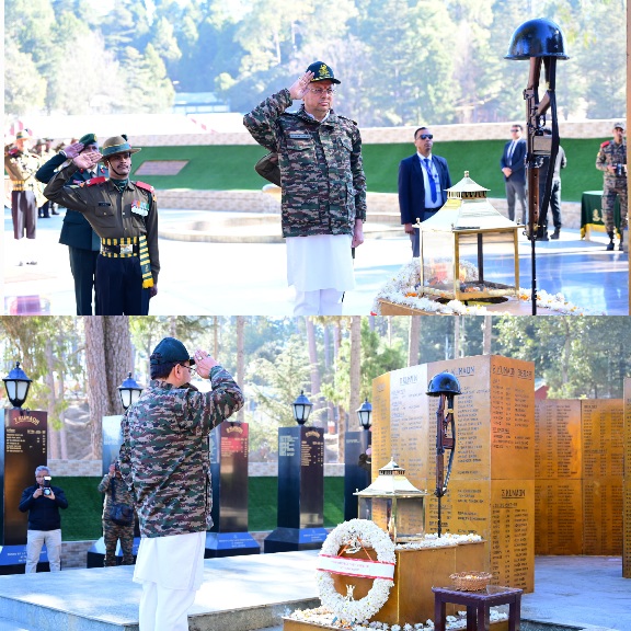 सीएम धामी ने कुमाऊं रेजीमेंट केंद्र, रानीखेत पहुंचकर अमर बलिदानियों को दी श्रद्धांजलि।