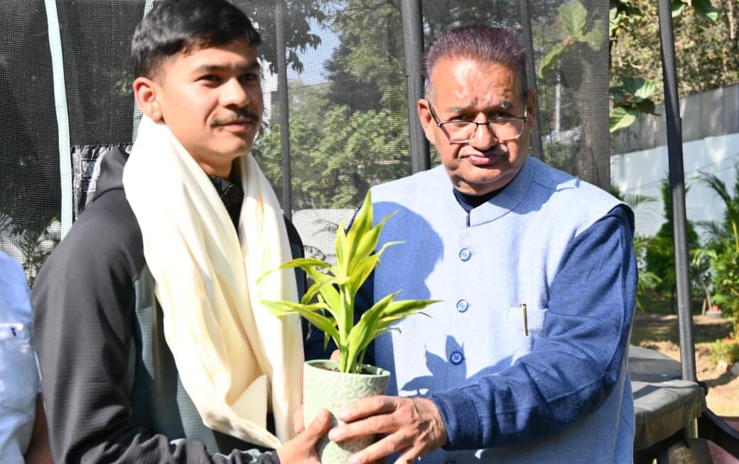 माउंट एवरेस्ट फतह करने वाले, वीरेंद्र सिंह सामंत का कैबिनेट मंत्री गणेश जोशी ने किया सम्मान।