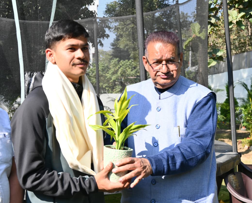 माउंट एवरेस्ट फतह करने वाले, वीरेंद्र सिंह सामंत का कैबिनेट मंत्री गणेश जोशी ने किया सम्मान।