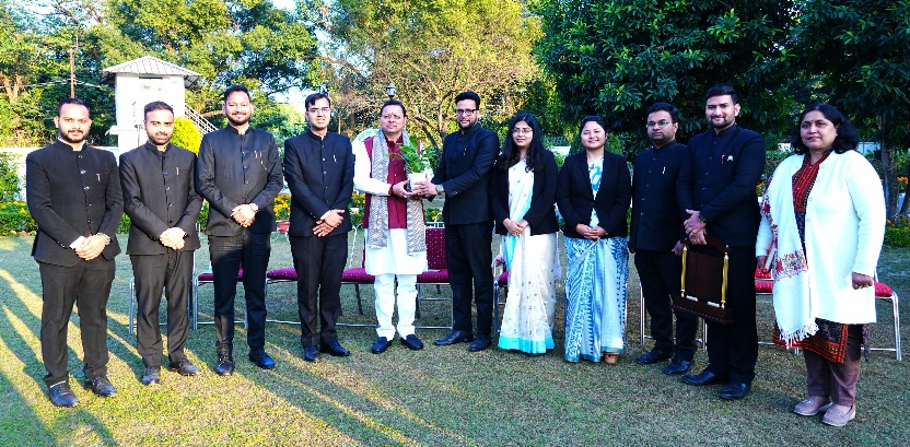 मुख्यमंत्री पुष्कर सिंह धामी से, परिवीक्षाधीन पीसीएस अधिकारियों ने की भेंट।