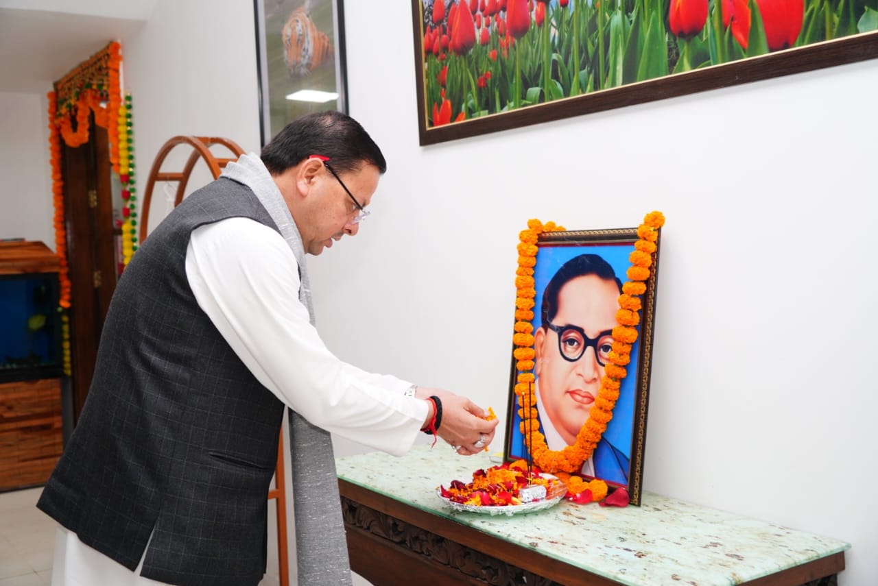 मुख्यमंत्री पुष्कर धामी ने भारत रत्न बाबा साहेब डॉ. भीमराव आंबेडकर की, पुण्य तिथि पर उनके चित्र पर श्रद्धासुमन किए अर्पित।