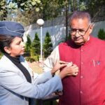 सशस्त्र सेना झंडा दिवस के अवसर पर, सैनिक कल्याण मंत्री गणेश जोशी को, विभाग के अधिकारियों ने लगाया फ्लैग।