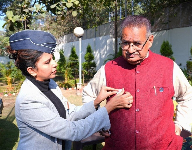 सशस्त्र सेना झंडा दिवस के अवसर पर, सैनिक कल्याण मंत्री गणेश जोशी को, विभाग के अधिकारियों ने लगाया फ्लैग।