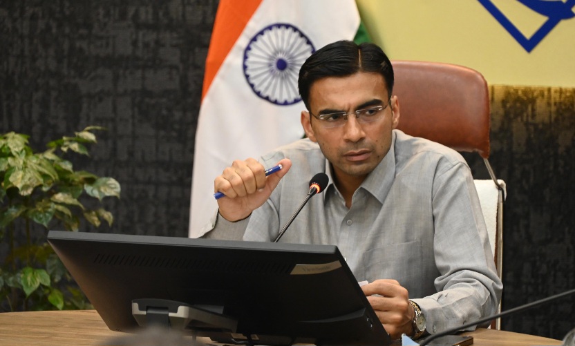 डीएम बंसल के निर्देश पर जनसेवा केंद्रों पर छापेमारी जारी, ऋषिकेश में जन सेवा केंद्र पर जिला प्रशासन ने लगाया ताला किया सील।