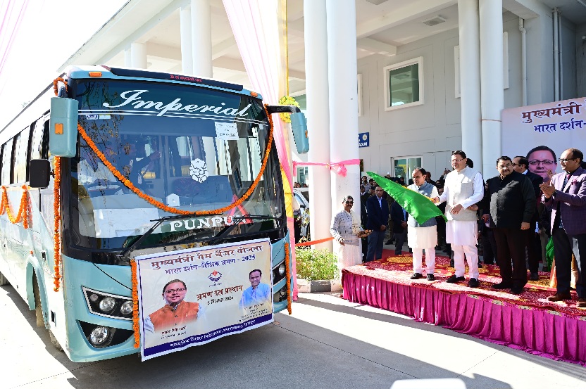 मुख्यमंत्री पुष्कर सिंह धामी ने, टॉपर छात्र – छात्राओं के दल को,  “भारत दर्शन शैक्षिक भ्रमण” पर किया रवाना।