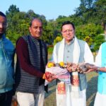 मुख्यमंत्री पुष्कर सिंह धामी को, सल्ट विधायक महेश सिंह जीना ने भेंट किए, उत्तराखंड के पारंपरिक पहाड़ी उत्पाद। 