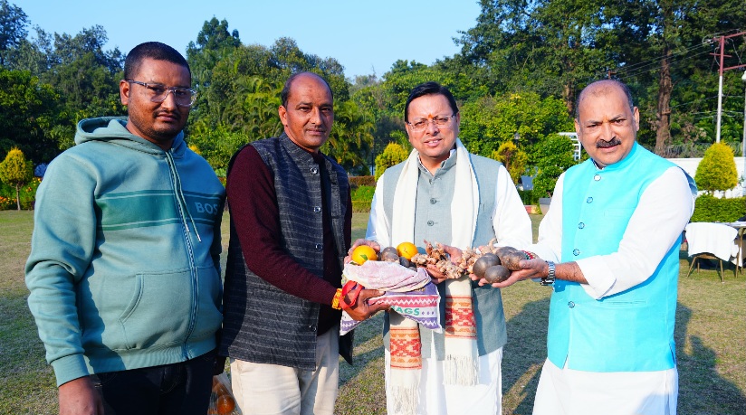 मुख्यमंत्री पुष्कर सिंह धामी को, सल्ट विधायक महेश सिंह जीना ने भेंट किए, उत्तराखंड के पारंपरिक पहाड़ी उत्पाद। 