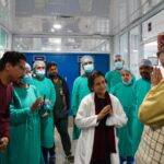 कैबिनेट मंत्री सतपाल महाराज ने एम्स पहुंचकर, गुलदार के हमले में घायल कंचन देवी का जाना हालचाल।