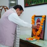 सीएम धामी ने उत्तराखंड के प्रथम मुख्यमंत्री, नित्यानंद स्वामी की पुण्यतिथि पर उनके चित्र पर श्रद्धासुमन  किए अर्पित।