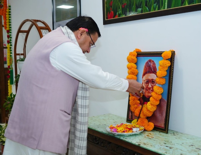सीएम धामी ने उत्तराखंड के प्रथम मुख्यमंत्री, नित्यानंद स्वामी की पुण्यतिथि पर उनके चित्र पर श्रद्धासुमन  किए अर्पित।