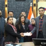 डीएम सविन बंसल का एक्शन देख ठिठके बैंक के कदम, 24 घंटे के भीतर असहाय पुत्री प्रीति के नाम जारी किया 3.30 लाख रुपये का चेक। 