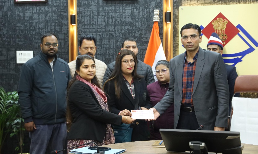 डीएम सविन बंसल का एक्शन देख ठिठके बैंक के कदम, 24 घंटे के भीतर असहाय पुत्री प्रीति के नाम जारी किया 3.30 लाख रुपये का चेक। 