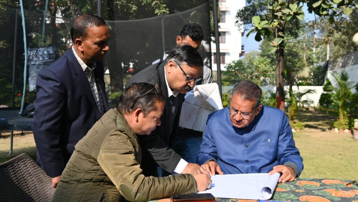 डाकरा बाजार के सुधारीकरण और चौड़ीकरण कार्यों के संबंध में की बैठक, कैबिनेट मंत्री गणेश जोशी।