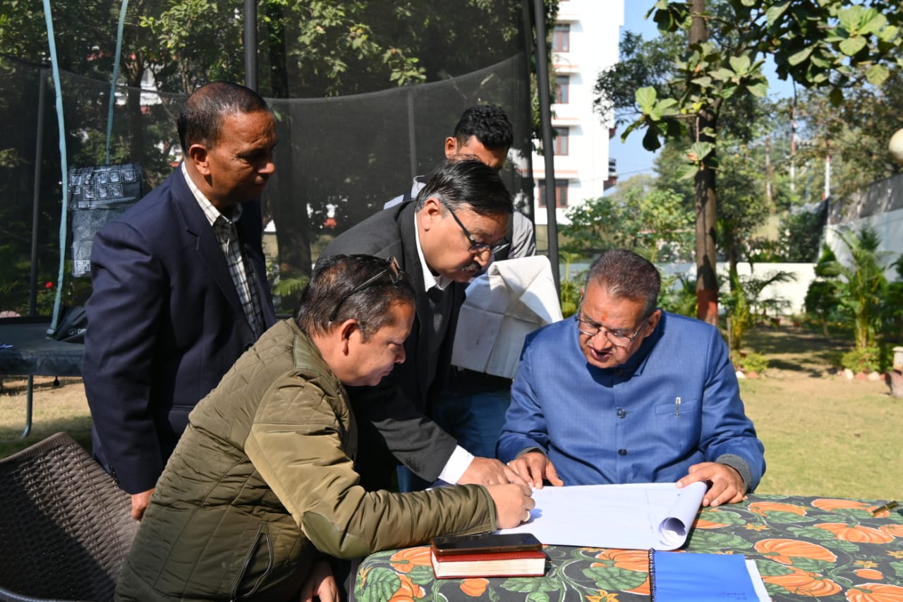 डाकरा बाजार के सुधारीकरण और चौड़ीकरण कार्यों के संबंध में की बैठक, कैबिनेट मंत्री गणेश जोशी।