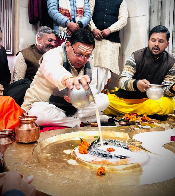 सीएम पुष्कर धामी ने हरिद्वार दक्षेश्वर महादेव मंदिर में, पूजा-अर्चना कर साधु-संतो से, भेंटकर कुंभ मेले पर भी किया मंथन।