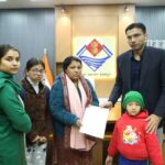 डीएम सविन बंसल ने, विधवा शांति राणा के सिर से हटाया कर्ज का भार, सीएसआर फंड से 4 लाख बैंक खाते में किए  हस्तांतरित।