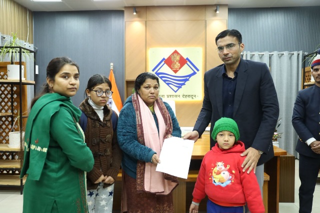 डीएम सविन बंसल ने, विधवा शांति राणा के सिर से हटाया कर्ज का भार, सीएसआर फंड से 4 लाख बैंक खाते में किए  हस्तांतरित।