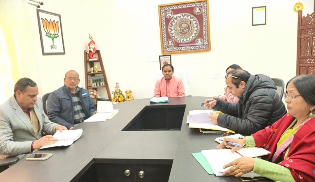 विद्यालयों में सुनिश्चित हों मूलभूत सुविधाएं, डॉ धन सिंह रावत।