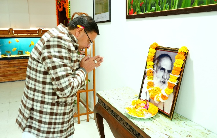 सीएम धामी ने उत्तराखंड के गांधी नाम से विख्यात, स्वर्गीय इंद्रमणि बडोनी के चित्र पर, पुष्प अर्पित कर श्रद्धांजलि दी।