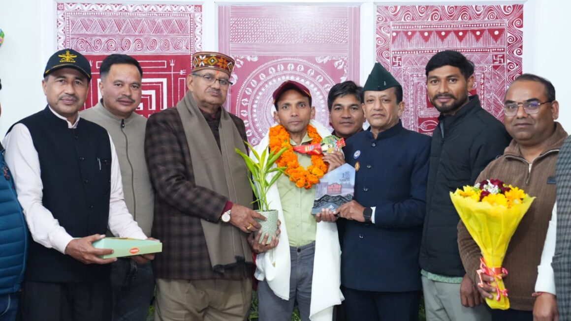 सैनिक कल्याण मंत्री गणेश जोशी ने, ओमान अल्ट्रा ट्रेल रन में प्रथम स्थान प्राप्त करने वाले, पूर्व सैनिक कलम सिंह बिष्ट को किया सम्मानित।