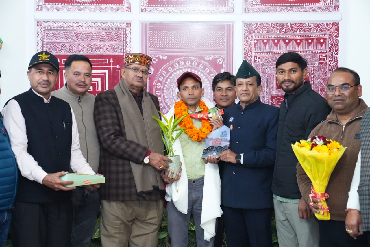 सैनिक कल्याण मंत्री गणेश जोशी ने, ओमान अल्ट्रा ट्रेल रन में प्रथम स्थान प्राप्त करने वाले, पूर्व सैनिक कलम सिंह बिष्ट को किया सम्मानित।