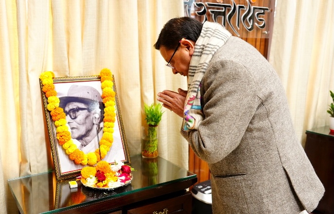 सीएम धामी ने पेशावर कांड के नायक, वीर चन्द्र सिंह गढ़वाली की जयंती पर, उनके चित्र पर श्रद्धा सुमन किए अर्पित।