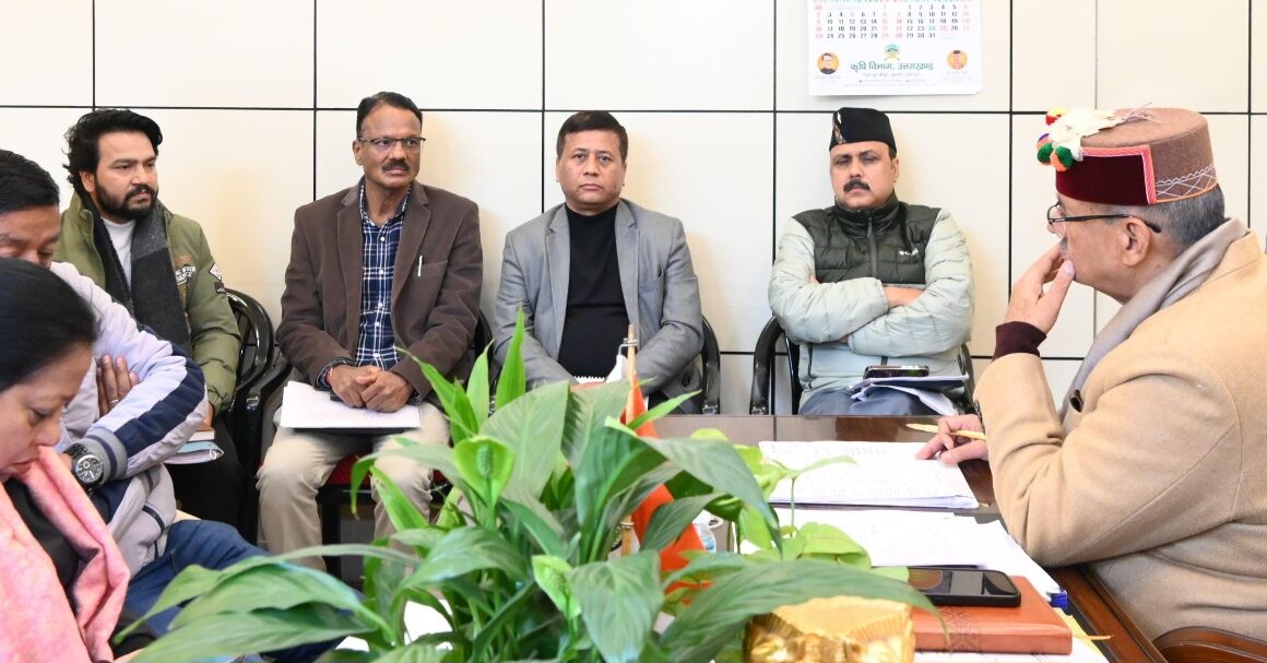 कैबिनेट मंत्री गणेश जोशी ने, पीएमजीएसवाई के तहत निर्माणाधीन मोटर मार्गों की प्रगति की समीक्षा।