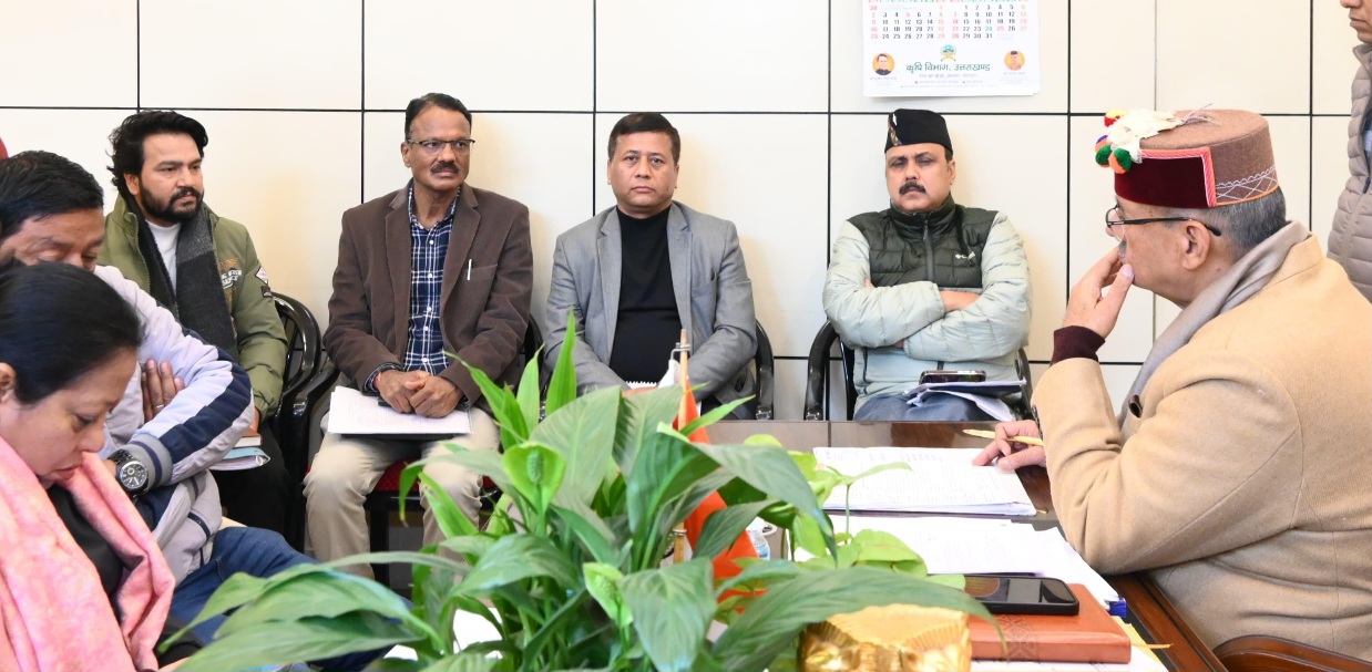 कैबिनेट मंत्री गणेश जोशी ने, पीएमजीएसवाई के तहत निर्माणाधीन मोटर मार्गों की प्रगति की समीक्षा।