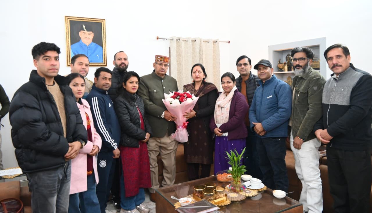 नगर पालिका अध्यक्ष मीरा सकलानी ने, कैबिनेट मंत्री गणेश जोशी को मसूरी के, विकास कार्यों के संबंध में सौंपा ज्ञापन।