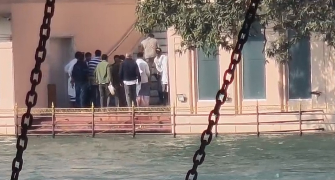 दिवंगत अभिनेता धर्मेंद्र की अस्थियां, बेटे सनी और बॉबी ने परिवार के साथ गंगा में की विसर्जित।