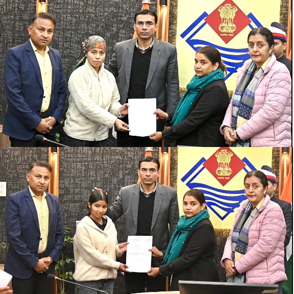 परिस्थितियों के थपेड़ों में भी शिक्षा की ‘स्पार्क, जलाए रख रहीं होनहार बेटियों का भविष्य संवारने में जुटे, डीएम सविन। 