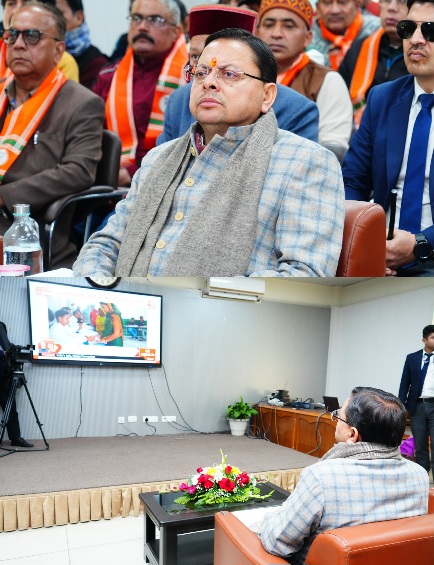 मुख्यमंत्री पुष्कर सिंह धामी ने सुनी, पीएम मोदी के मन की बात। 