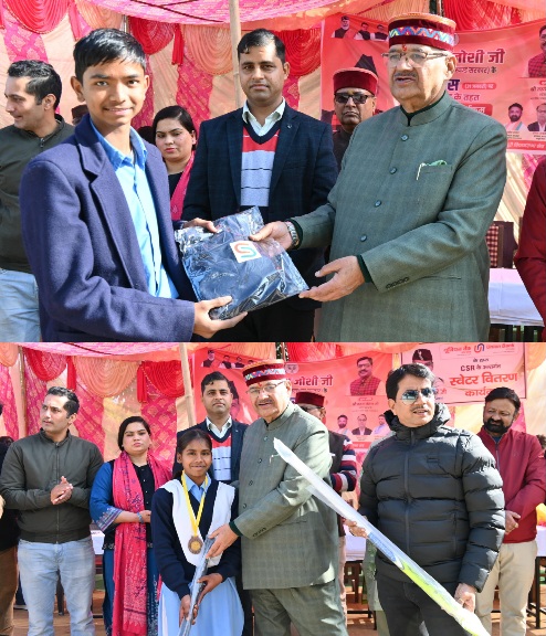 कैबिनेट मंत्री गणेश जोशी ने सेवा सप्ताह के अंतर्गत, छात्र छात्राओं को गर्म स्वेटर एवं खेल सामग्री किट की वितरित।