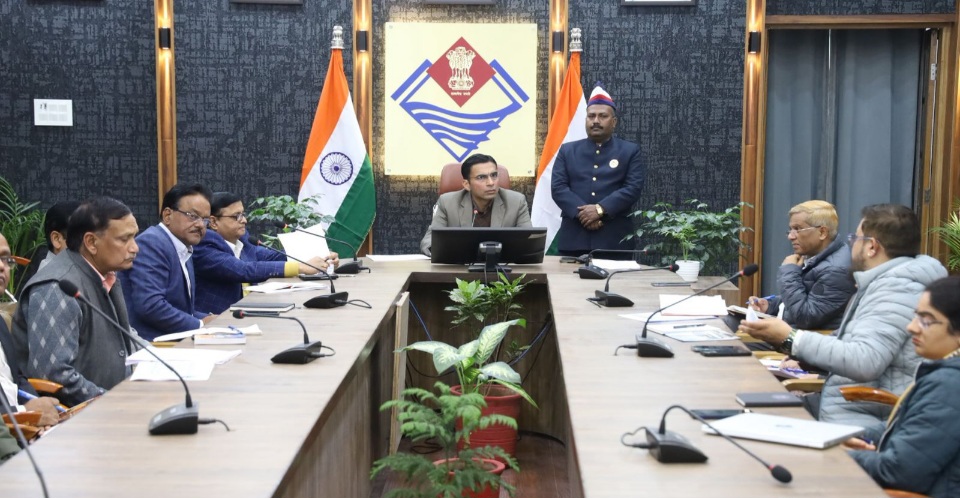 ग्रीन बिल्डिंग की सुस्त रफ्तार पर भड़के डीएम सविन बंसल, अधिकारियों को लगाई फटकार।