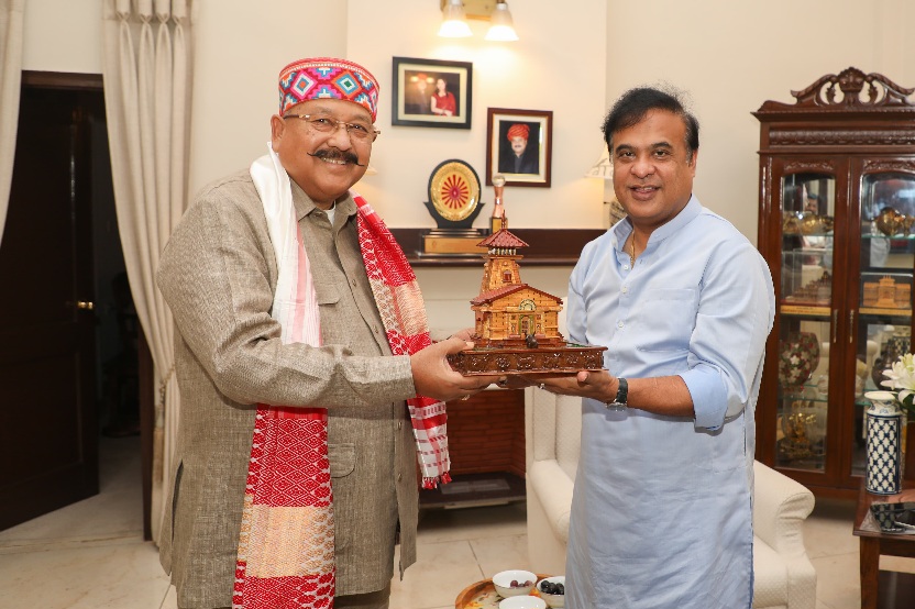 सद्भावना सम्मेलन में पहुंचे असम के मुख्यमंत्री हेमन्त बिश्वा, महाराज बोले हमें मानवता का महान संदेश दिया है।