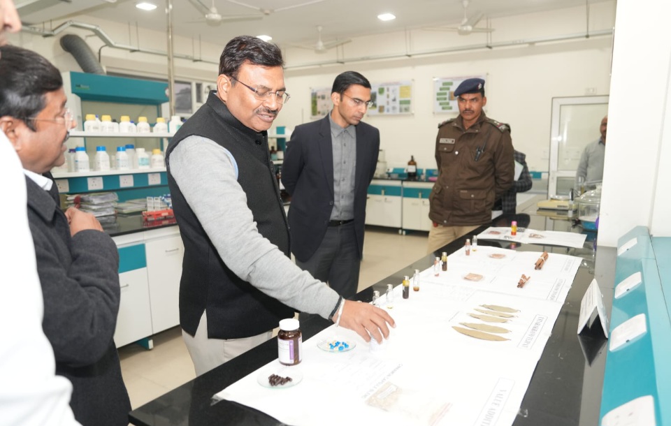 मुख्य सचिव आनन्द बर्द्धन ने, देहरादून जनपद में कौशल विकास एवं सेवायोजन विभाग के अंतर्गत, स्किल हब सहसपुर का किया दौरा।