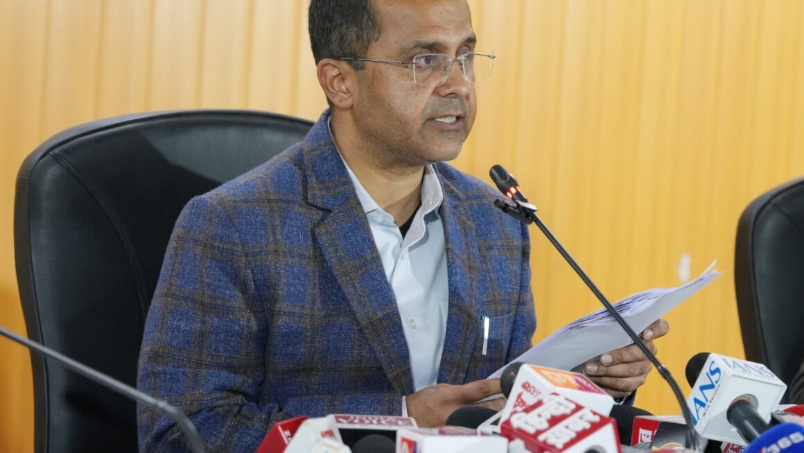 सीएम धामी की अध्यक्षता में हुई कैबिनेट की बैठक, कुल 19 प्रस्तावों पर कैबिनेट ने लगाई मुहर।