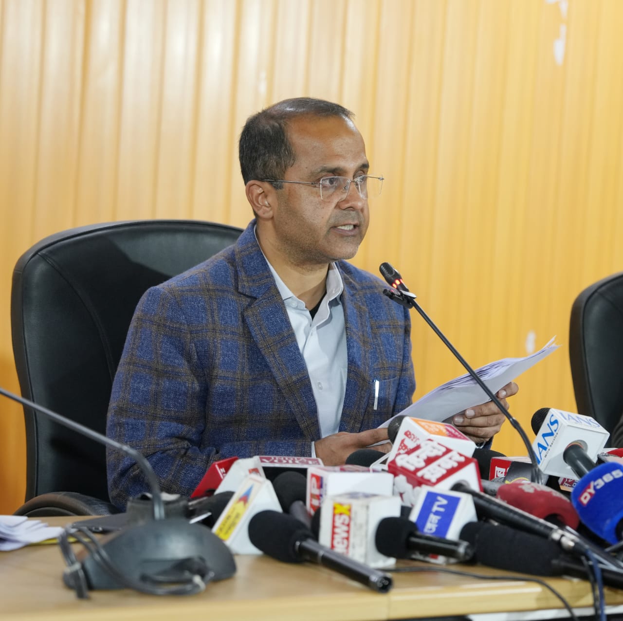 सीएम धामी की अध्यक्षता में हुई कैबिनेट की बैठक, कुल 19 प्रस्तावों पर कैबिनेट ने लगाई मुहर।